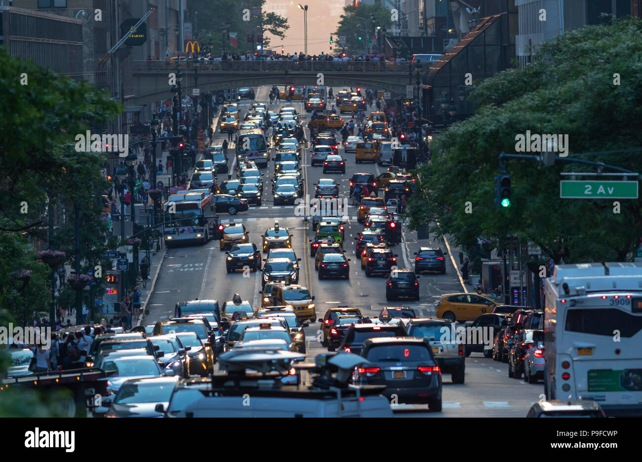 La congestión de peatones y automóviles en Manhattan, Ciudad de Nueva York. Foto de stock