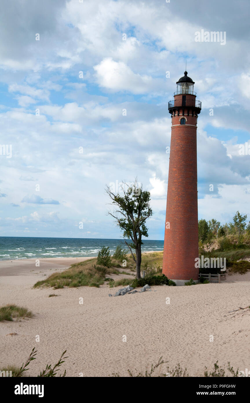 Poco Sable Point Lighthouse en Pentwater Michigan en el Lago Michigan. Situado en el Silver Lake State Park. Foto de stock