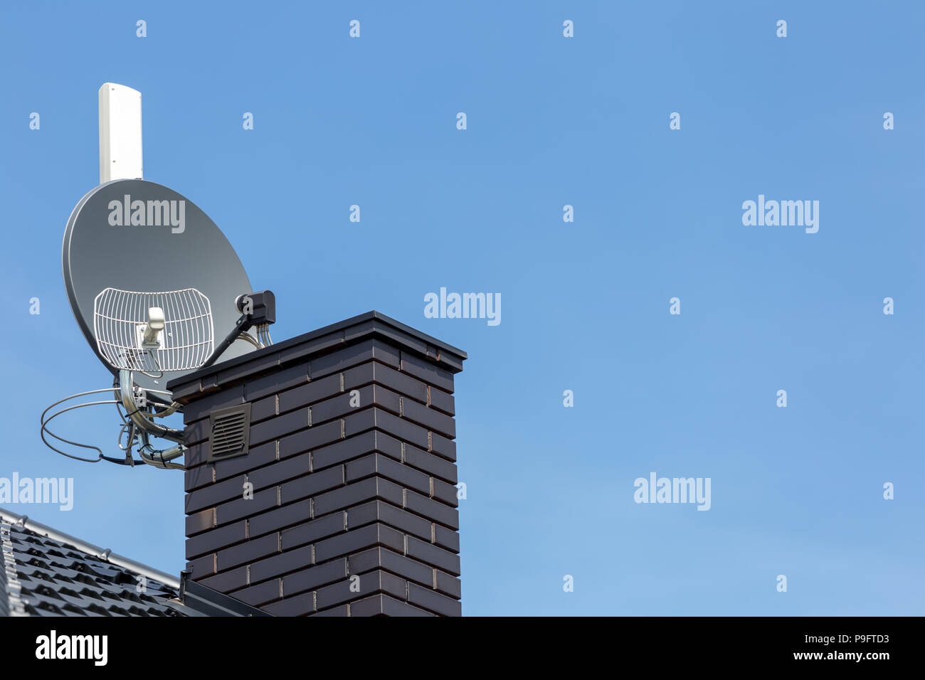 Antena parabólica y TV, radio y conexión inalámbrica a internet antena con  copia vacía cpace Fotografía de stock - Alamy