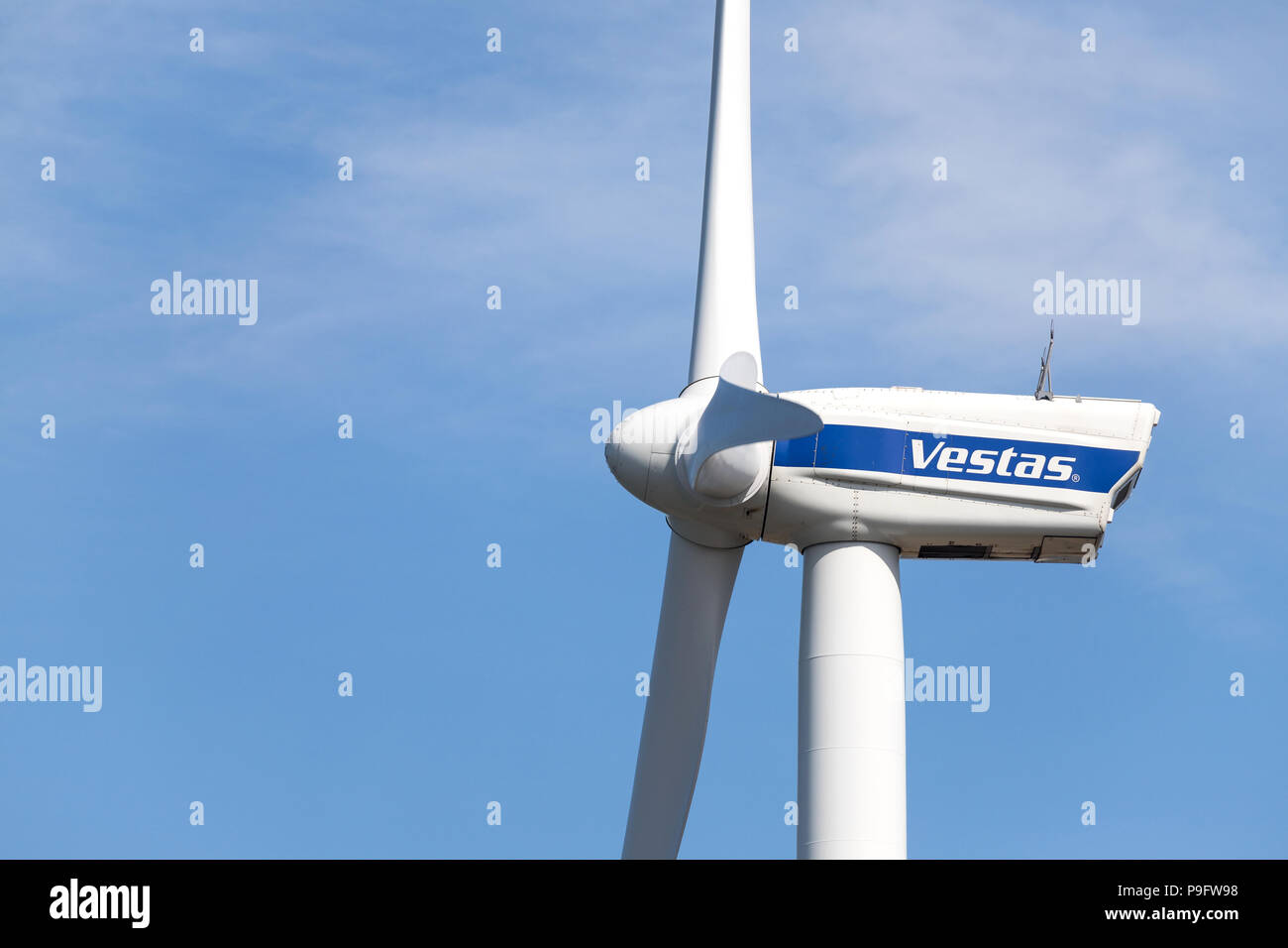 Aerogenerador de Vestas contra el cielo azul. Vestas Wind Systems A/S es un  fabricante danés, vendedor, instalador y agente de turbinas eólicas  Fotografía de stock - Alamy