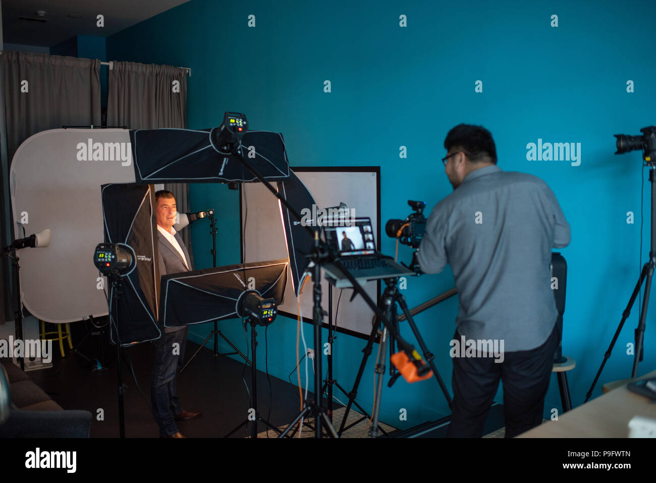 Detrás de las escenas (BTS) de una auténtica sesión de headshots Fotografía corporativa en Sydney, Australia Foto de stock