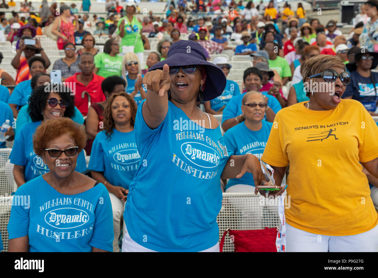 Detroit, Michigan - Senior amistad Day, un evento que reunió a varios miles de ciudadanos de la tercera edad a Chene Park para disfrutar de música, baile y comida. La incluso Foto de stock