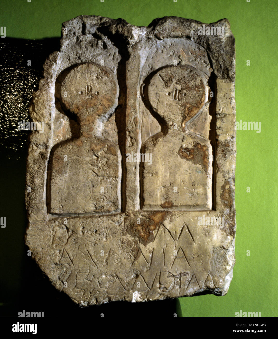 Stela talladas en sillar hecha en piedra caliza, desde el oppidum de Pamplona. Foto de stock