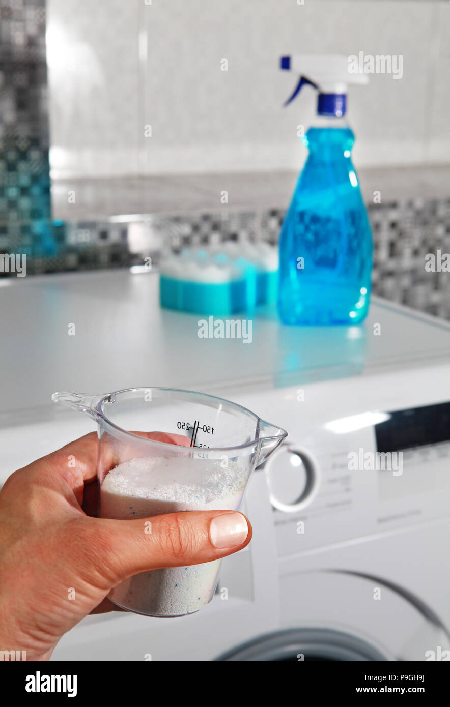 Dispensador de detergente en polvo fotografías e imágenes de alta  resolución - Alamy