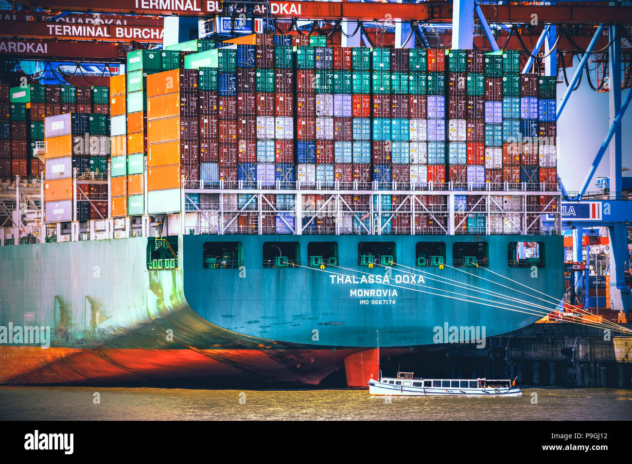 Barco de contenedores en el puerto de Hamburgo, Alemania, Europa Foto de stock
