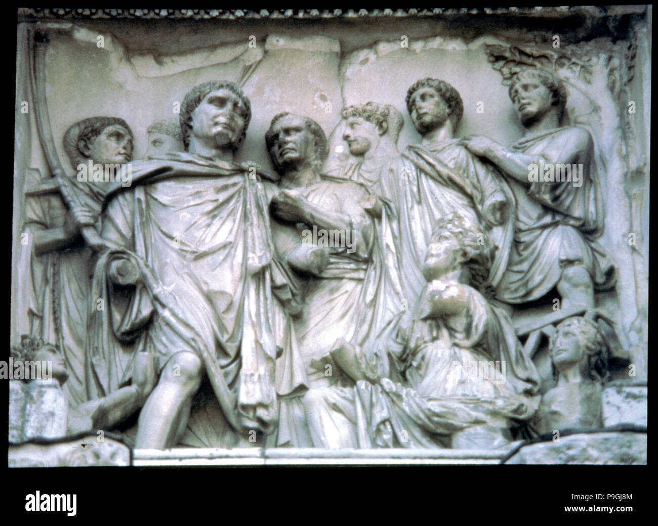 Recepción en el Senado, fragmento en el Arco de Trajano. Foto de stock