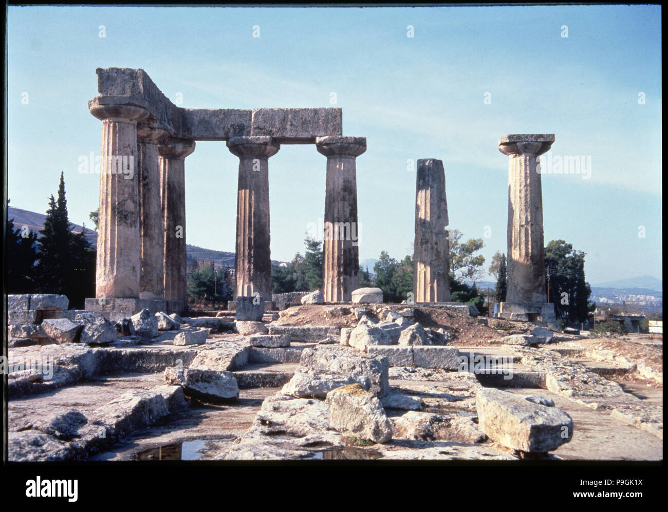 Decumanus Road en las ruinas de Corinto. Foto de stock