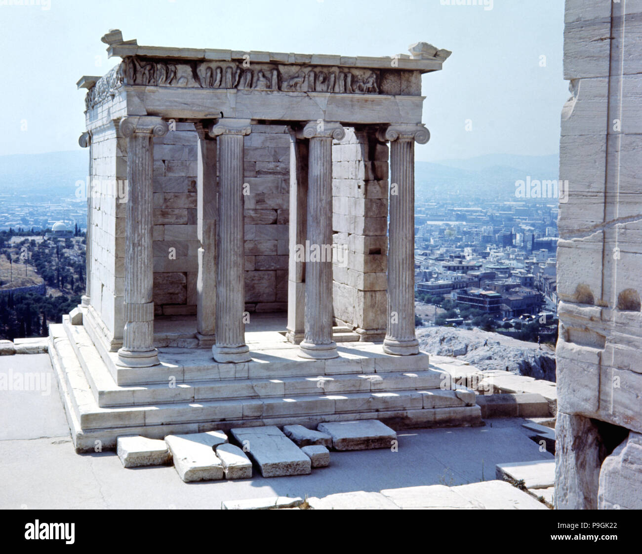 El Templo de Atenea Nike en la acrópolis, 5to siglo b.C Fotografía de stock  - Alamy