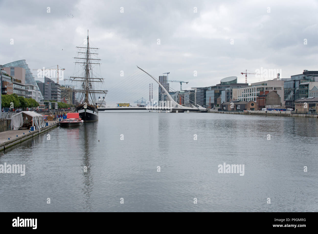 Viejo barco sobre el río Liffey, Samuel Beckett Bridge y el CCD, Dublín, Irlanda Foto de stock
