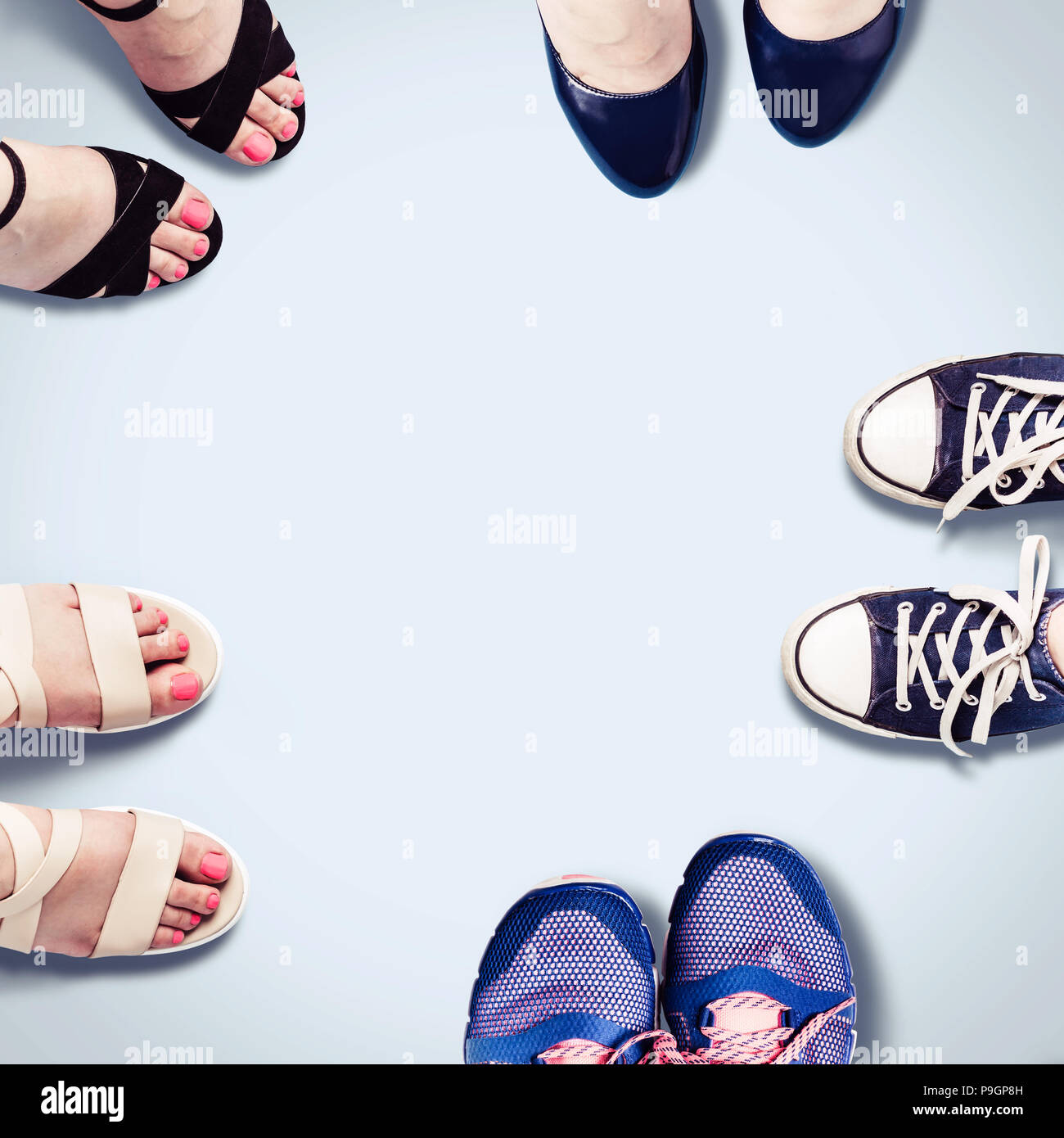 Surtido de zapatos de mujer de verano. Los pies femeninos en Surtido de zapatos de mujer de verano. Los pies femeninos en
