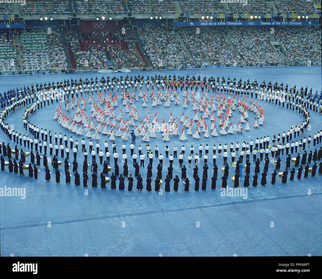 Sevillana de bailarines y bandas musicales en la ceremonia de apertura de los Juegos Olímpicos de Barcelona en 1992. Foto de stock