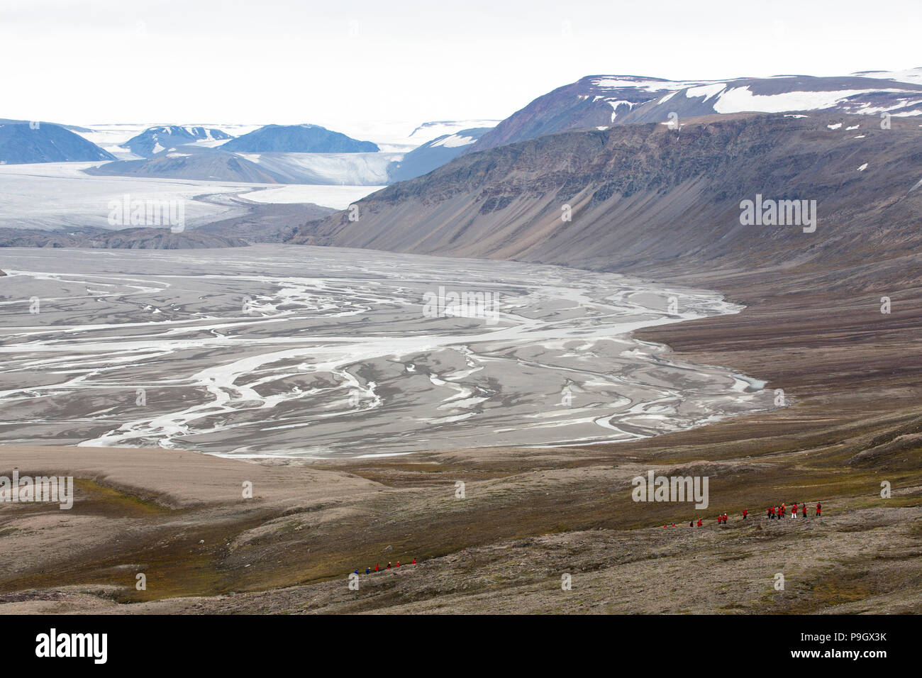 Los turistas y un trenzado en Río ártico Svalbard Foto de stock