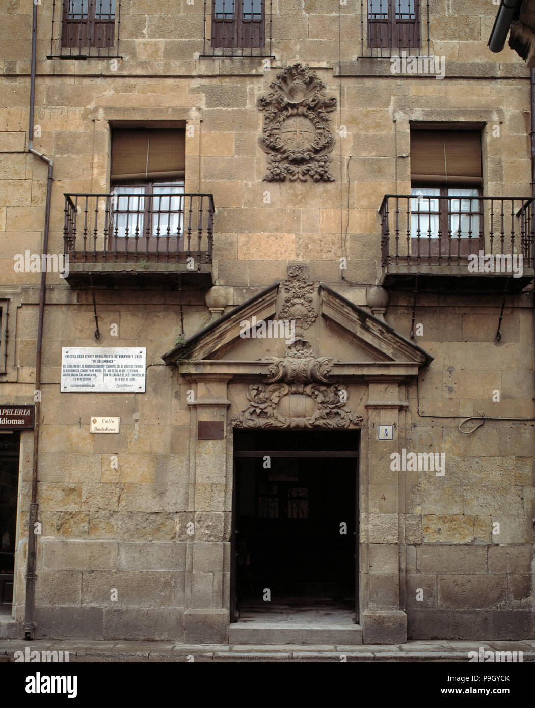 Frente a la casa donde vivió y murió Miguel de Unamuno (1864-1936), escritor español. Foto de stock