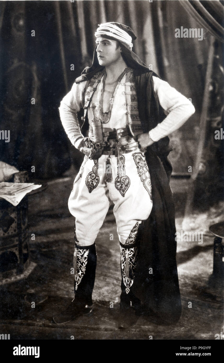 Rudolph Valentino (1895-1926), actor de cine nacido en Italia, en una escena de la película "El Hijo de… Foto de stock