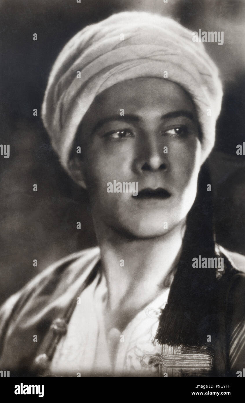 Rudolph Valentino (1895-1926), actor de cine nacido en Italia, en una escena de la película "El Hijo de la... Foto de stock
