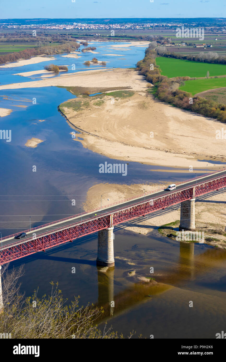 Vista del río Tajo por Santarem Portugal mostrando típicas playas fluviales y el puente de ferrocarril y carretera Abrantes Foto de stock