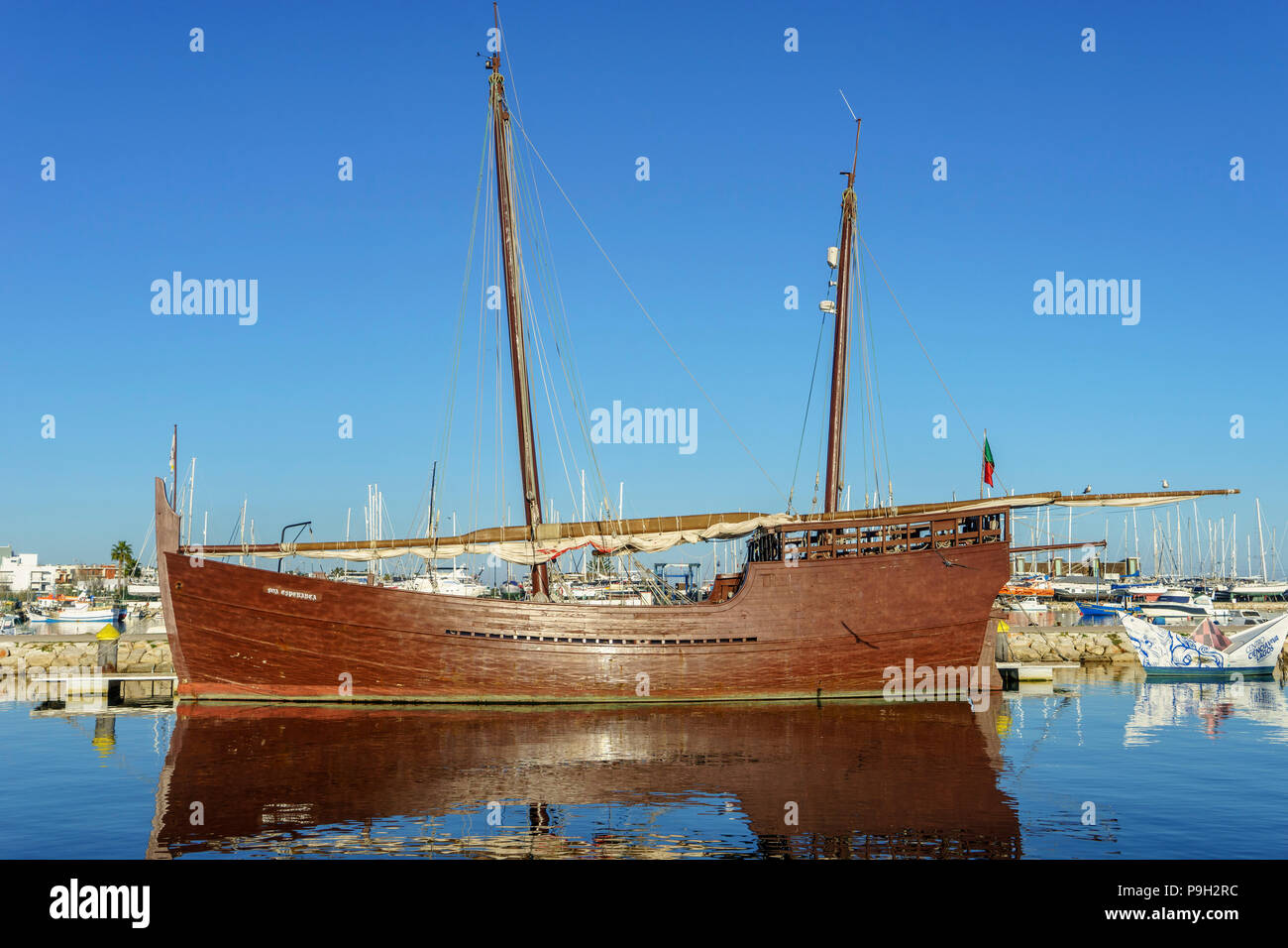 Carabela Boa Esperança una réplica del buque amarrado portugués del siglo XV en Lagos Portugal Foto de stock