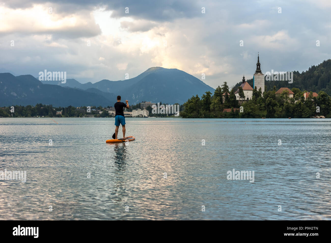 El Stand Up Paddle Surf en el lago Foto de stock