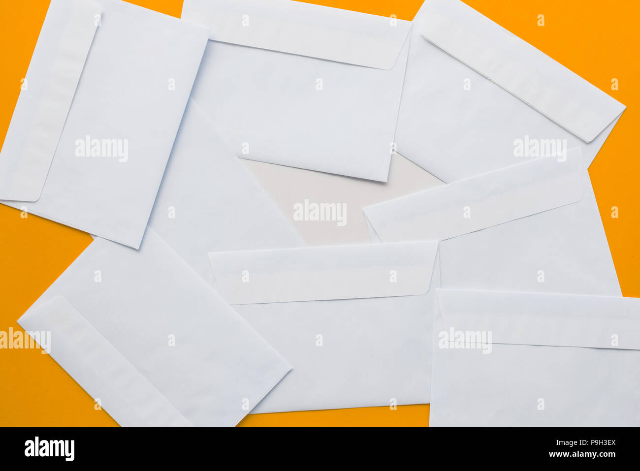 Correo sobres tamaño carta en blanco vista superior como espacio de copia  de maquetas Fotografía de stock - Alamy