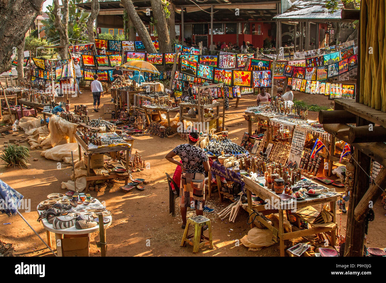 Ezulwini mercado artesanal en Swazilandia, hacia el final de un día ajetreado, mostrando una gran variedad de productos para la venta. Foto de stock