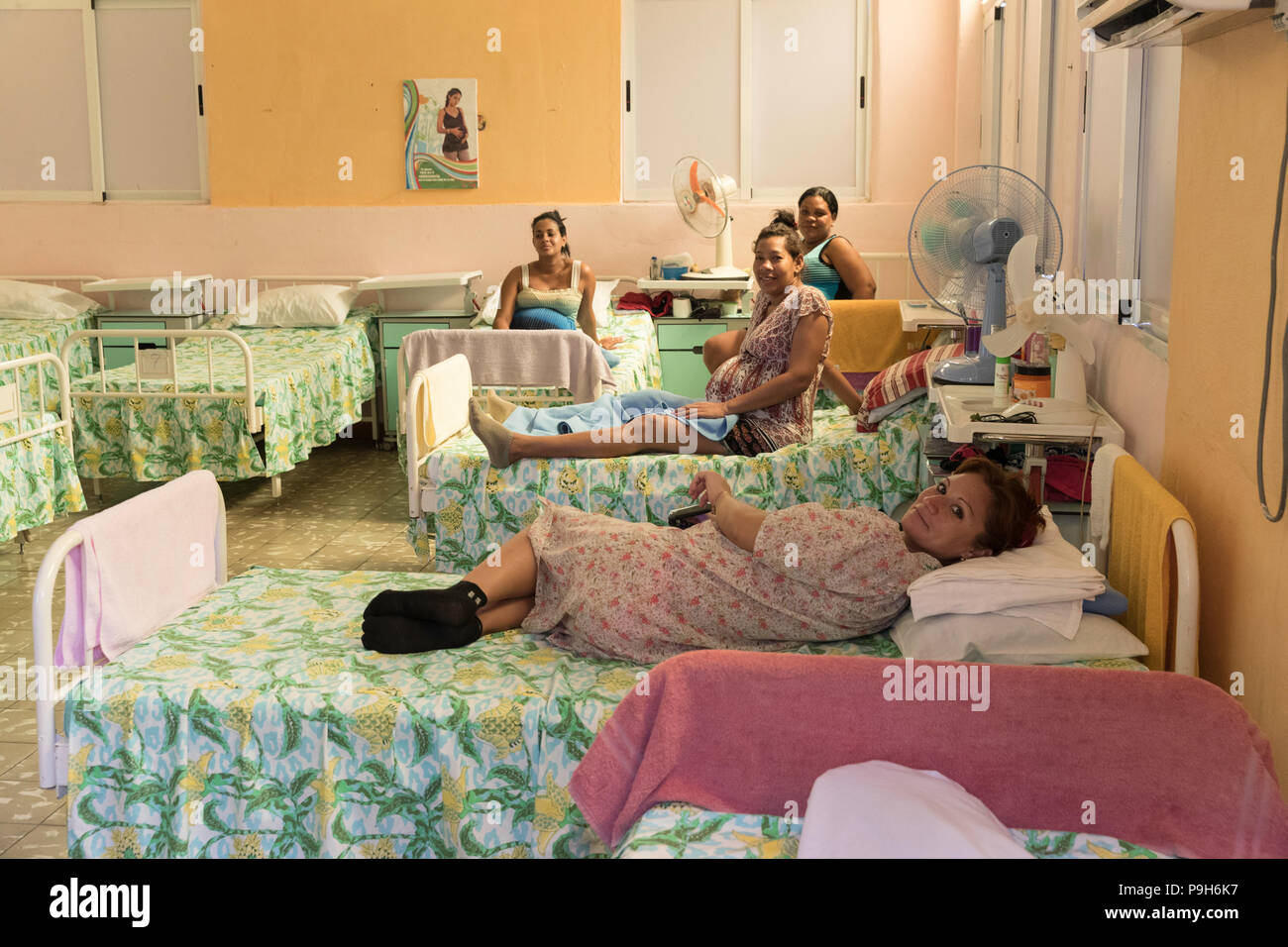 Las embarazadas en el último tri-mester en la clínica de maternidad en Nueva Gerona en Isla de la Juventud, Cuba Foto de stock