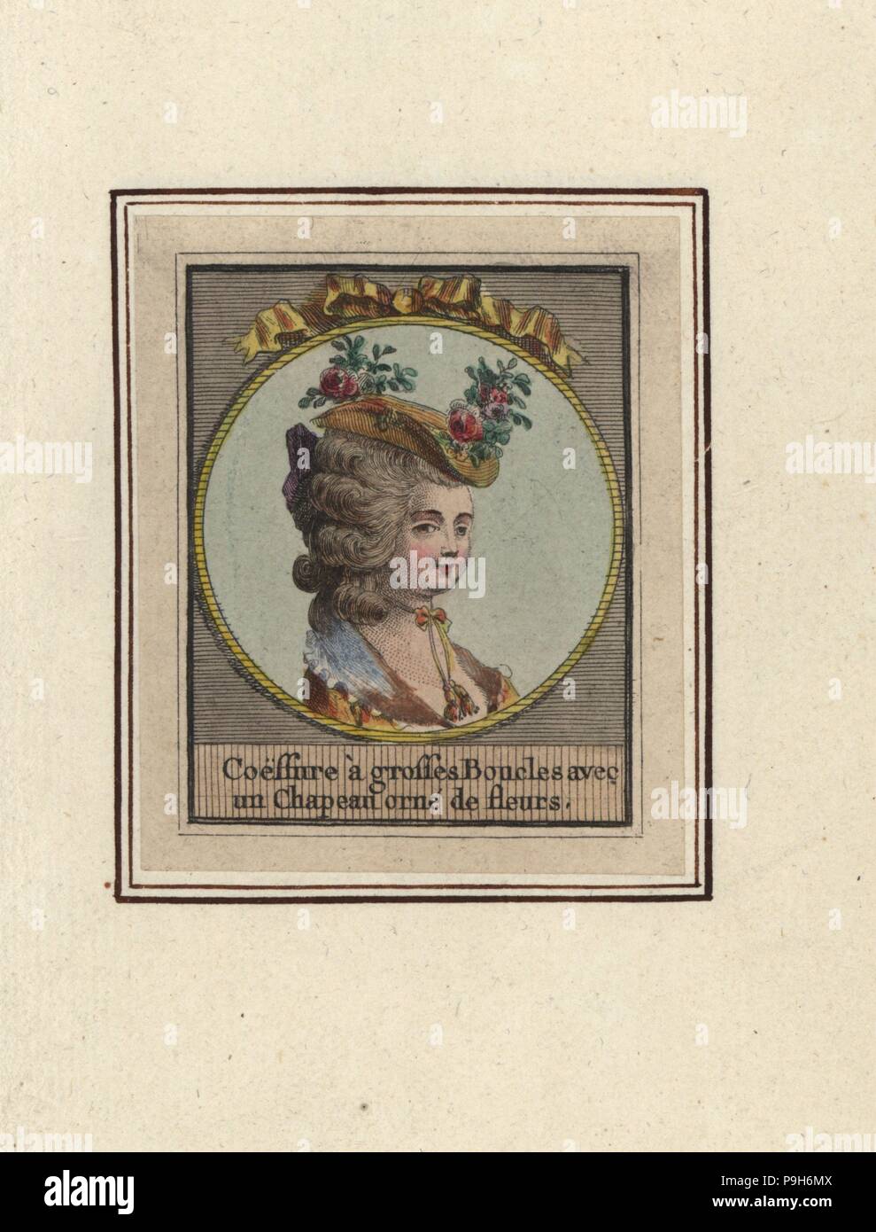 Mujer de peinado con rizos grandes y un sombrero de paja decorado con flores. Un grosses Boucles Coeffure avec un encabezamiento orne de fleurs. Copperplate Handcolored grabado por un artista desconocido de un álbum de peinados de moda de 1783, Suite des Coeffures a la Mode en 1783, Esnauts et Rapilly, París, 1783. Foto de stock