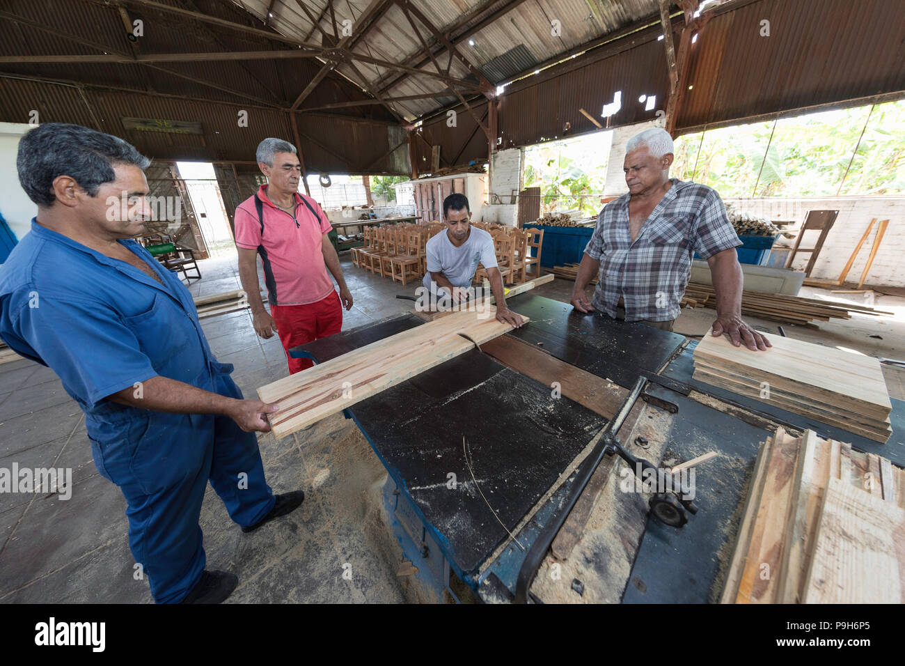 Los muebles están hechos a mano de maderas locales en la comunidad de Pepito Tey, Cuba Foto de stock