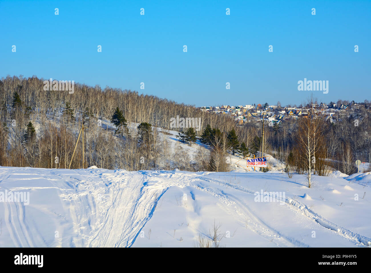 Kemerovo, la zona del monte Luskus, pista de motos de nieve y la vista de la aldea de la asociación de jardines ' Energetik' Foto de stock