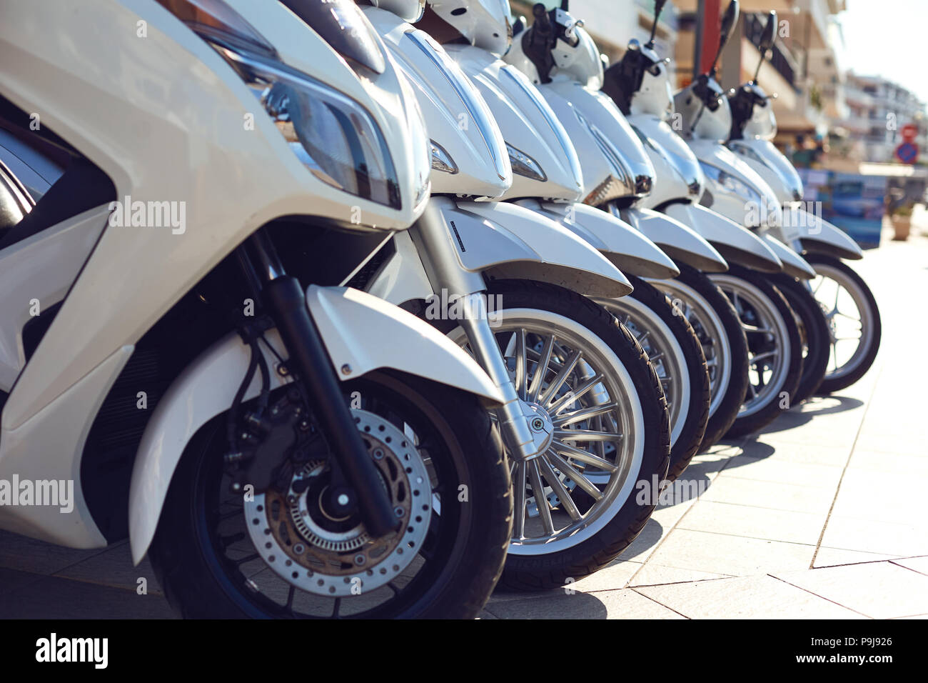 Fila de motonetas en venta y alquiler en las calles Fotografía de stock -  Alamy