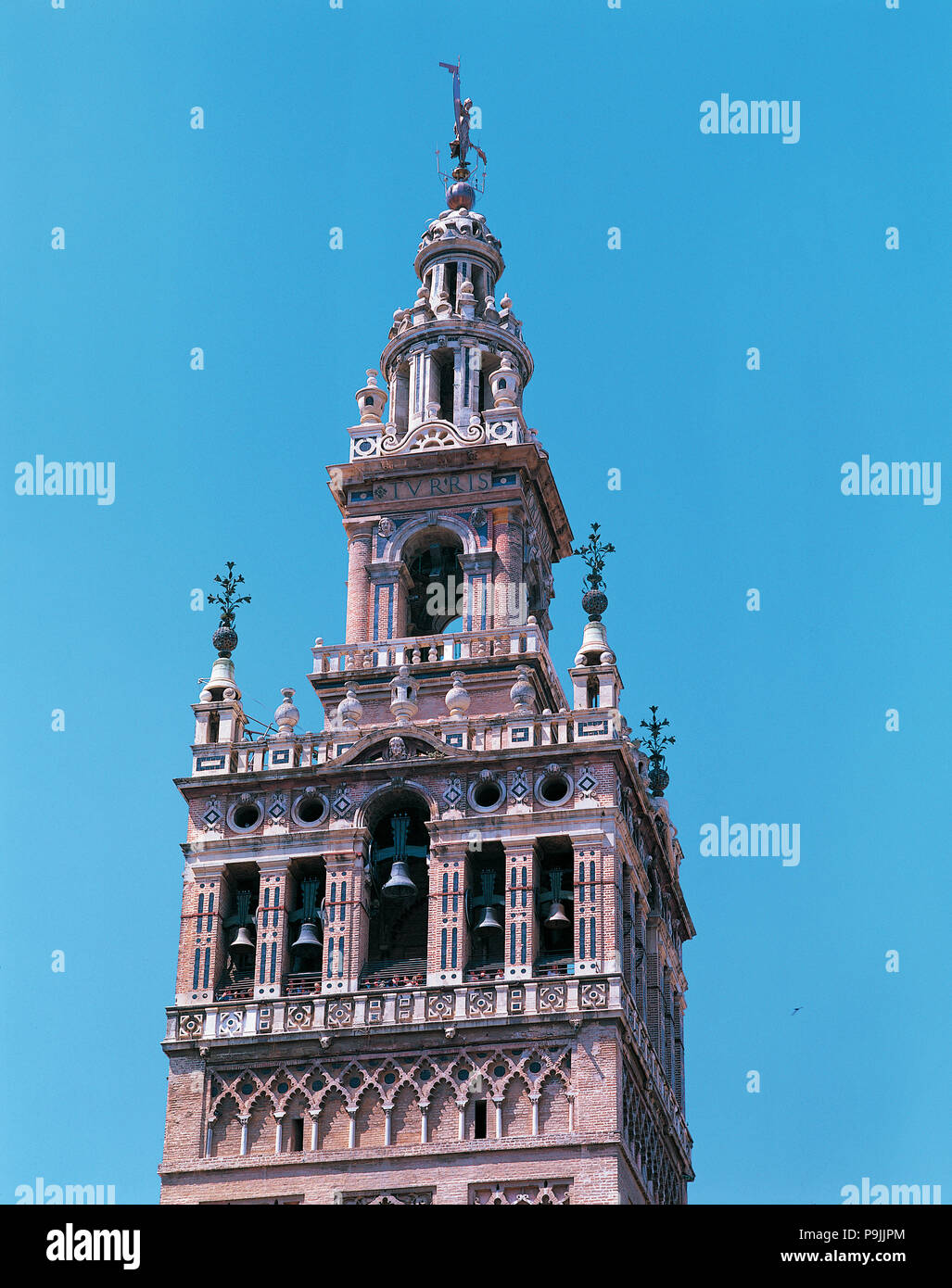 La Giralda, el alminar de la antigua mezquita y ahora el campanario de la catedral, construida en un... Foto de stock