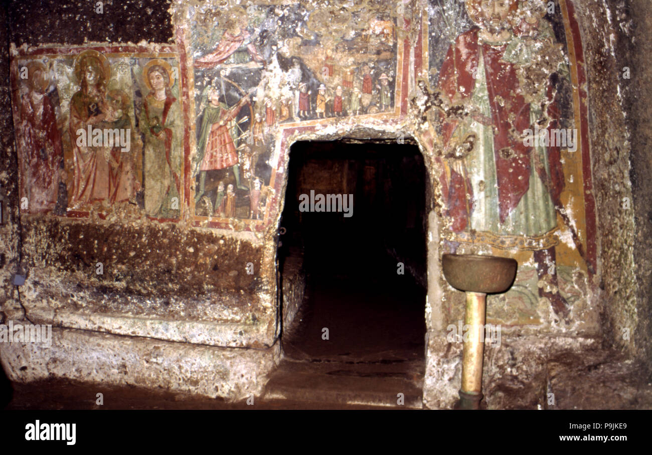 Detalle del interior del sanctum del Mitreo y las pinturas murales posteriormente pintadas en t... Foto de stock