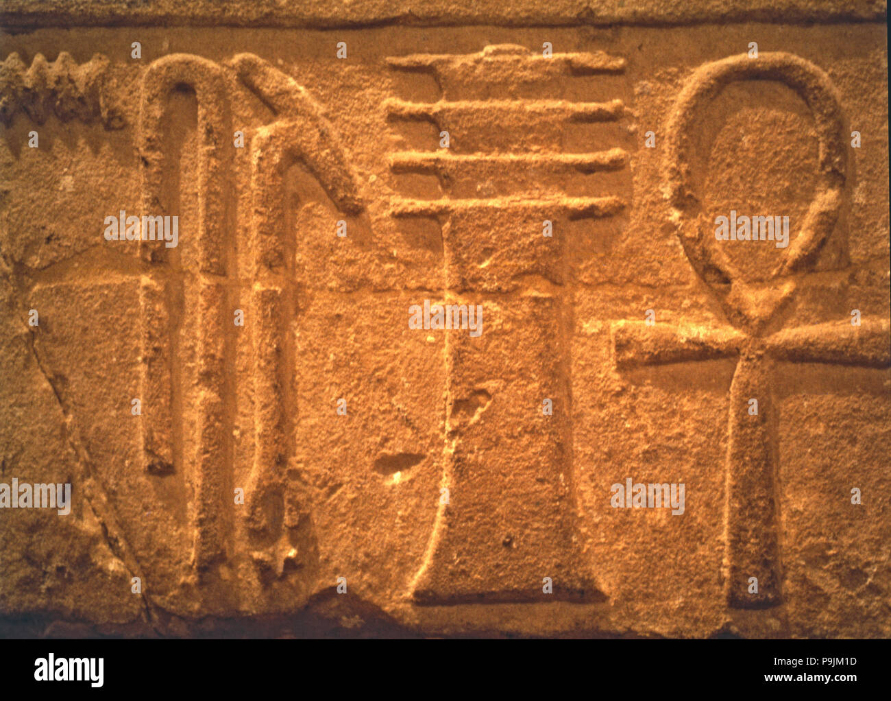 Dios Zed entre jeroglíficos tallados en piedra. Foto de stock