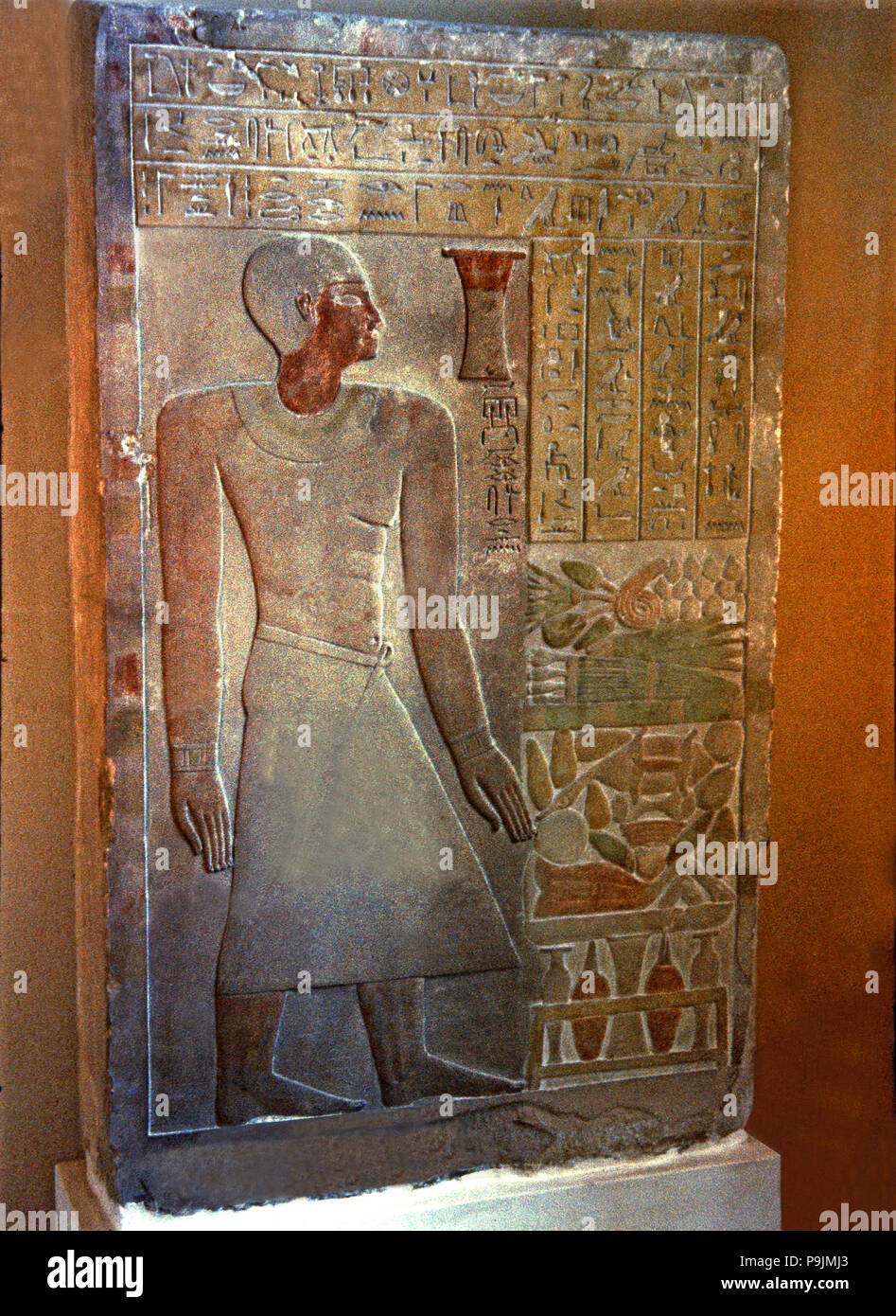 Estela de la Senouret, jefe de la real hacienda, con su imagen y la escritura jeroglífica,… Foto de stock