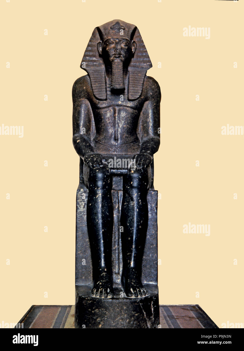 Vista frontal del asentado estatua de Ramsés II, realizada en diorita, viene de Tanis. Foto de stock