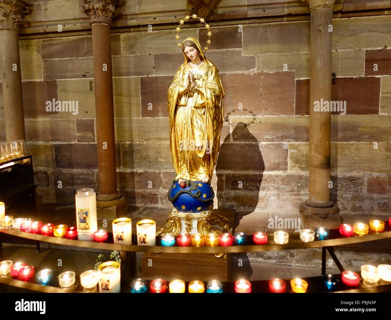 Estatua de la Santísima Virgen María Madre de Dios con velas votivas