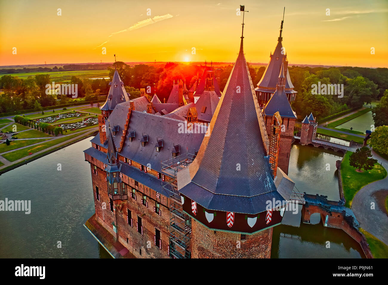 Vista aérea del castillo medieval de Haar al atardecer en Países Bajos, Europa. Actuales edificios construidos sobre el castillo original datan de 1892. HDR Foto de stock