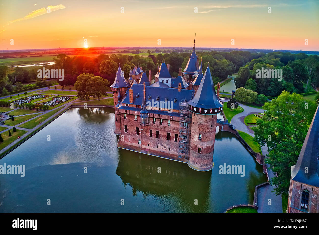 Vista aérea del castillo medieval de Haar al atardecer en Países Bajos, Europa. Actuales edificios construidos sobre el castillo original datan de 1892. HDR Foto de stock