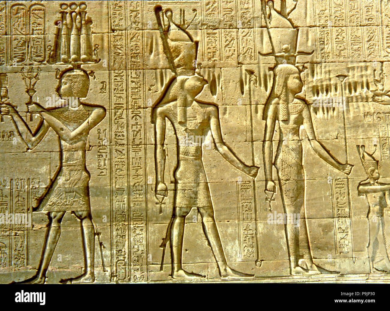 Relieves con figuras y escrito en el templo de Hathor. Foto de stock