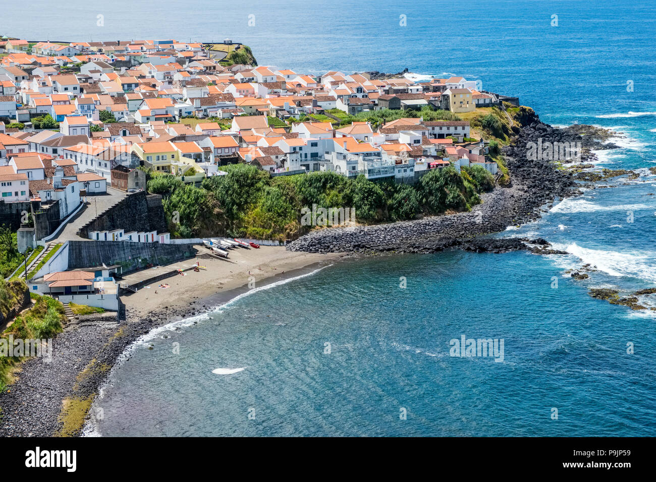 La aldea costera de Maia, en el norte de la costa de Sao Miguel, Azores Foto de stock