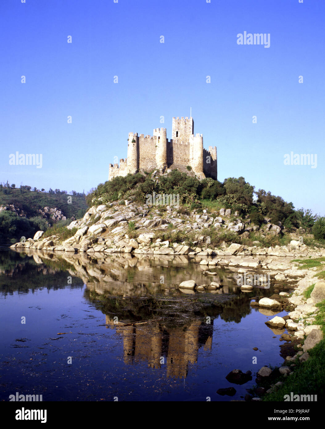 Castillo de Almourol a orillas del río Tajo. Foto de stock