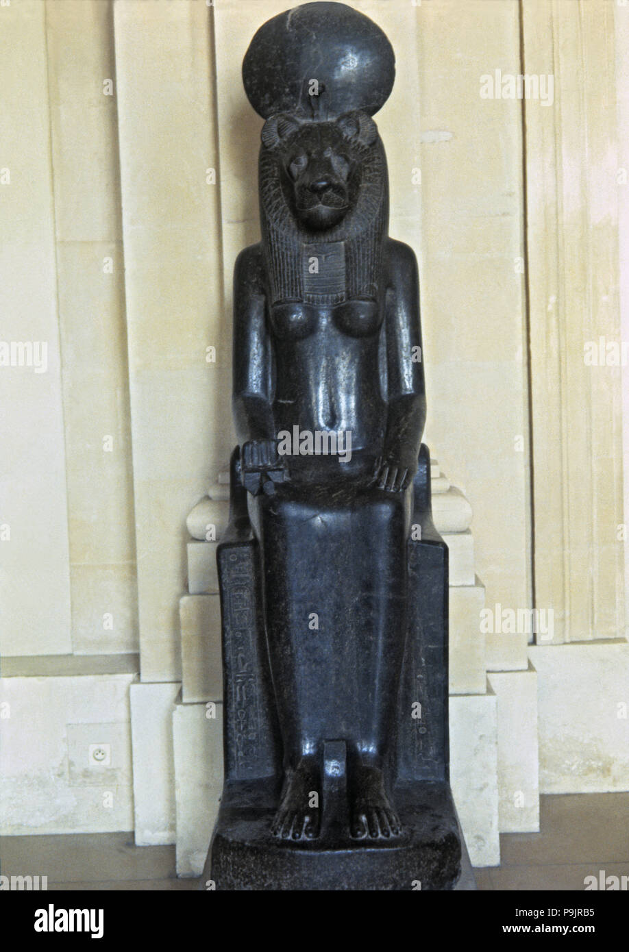 La diosa Sekhmet representado con una cabeza de león, realizadas en diorita. La escultura de la época de Amén… Foto de stock