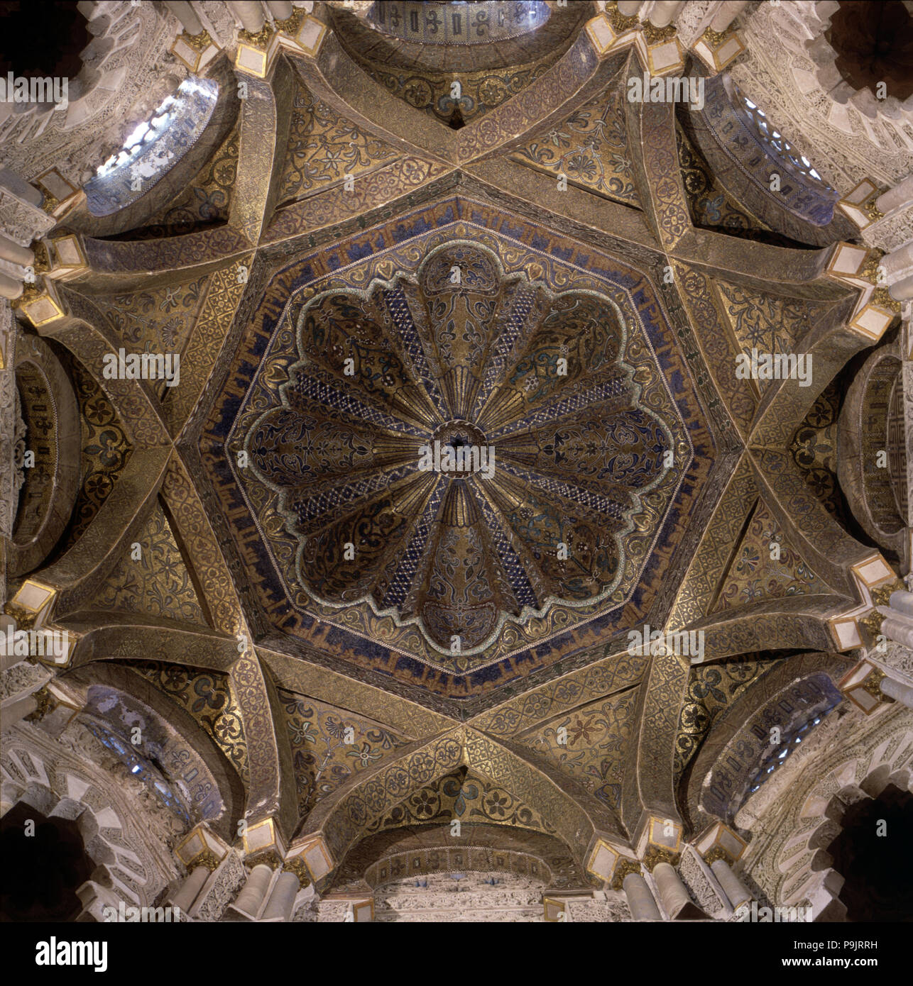Cúpula del Mihrab de la Mezquita de Córdoba, revestido en finas mosaico bizantino, construido por el Rey... Foto de stock