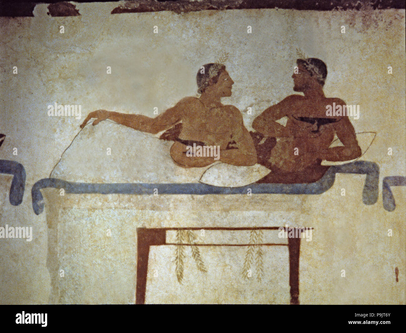 Banquete en el que participa una persona fallecida. Detalle de una pintura de la tumba de puente en Paestum. Foto de stock