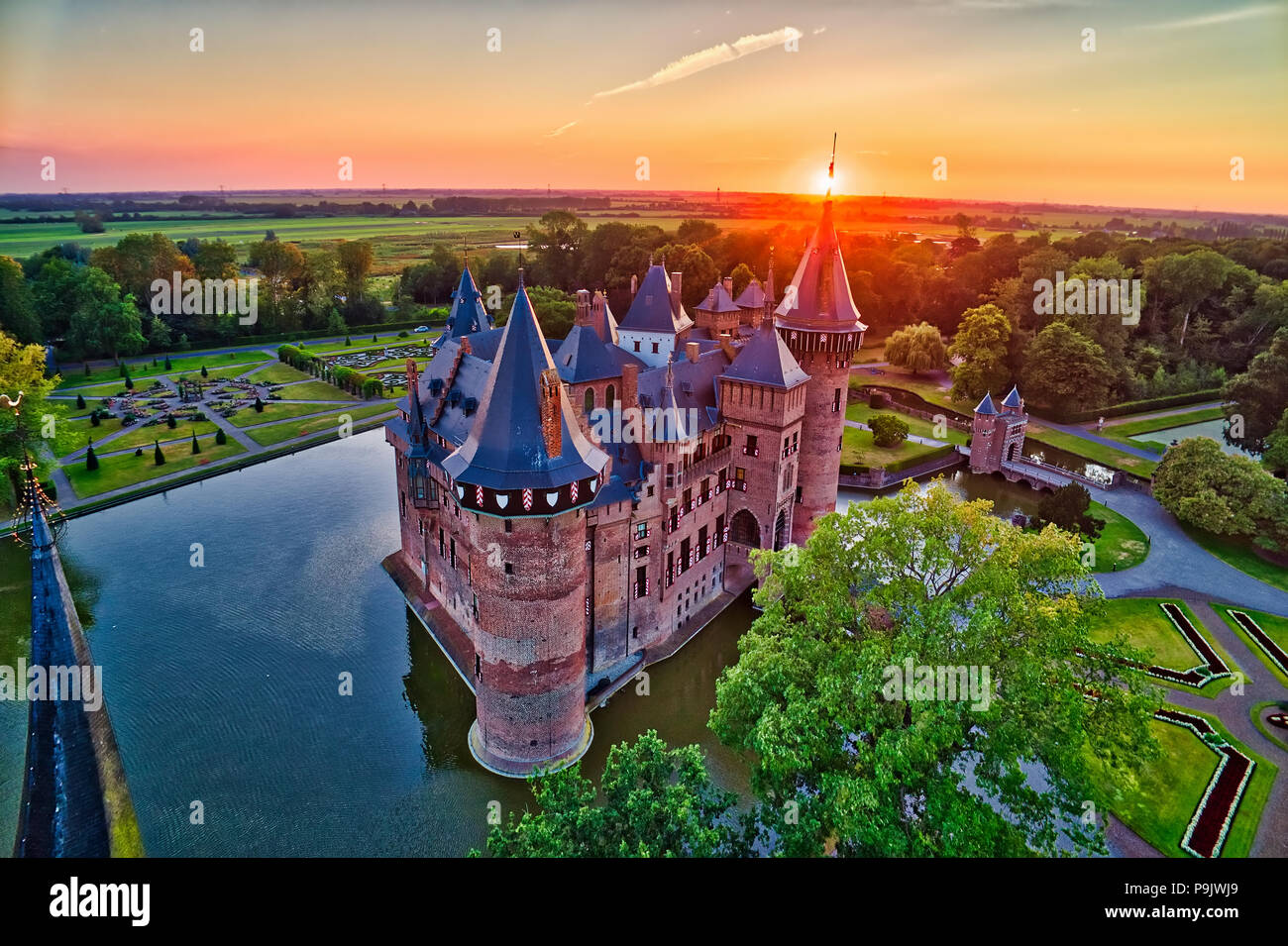 Vista aérea del castillo medieval de Haar al atardecer en Países Bajos, Europa. Actuales edificios construidos sobre el castillo original datan de 1892. HDR Foto de stock