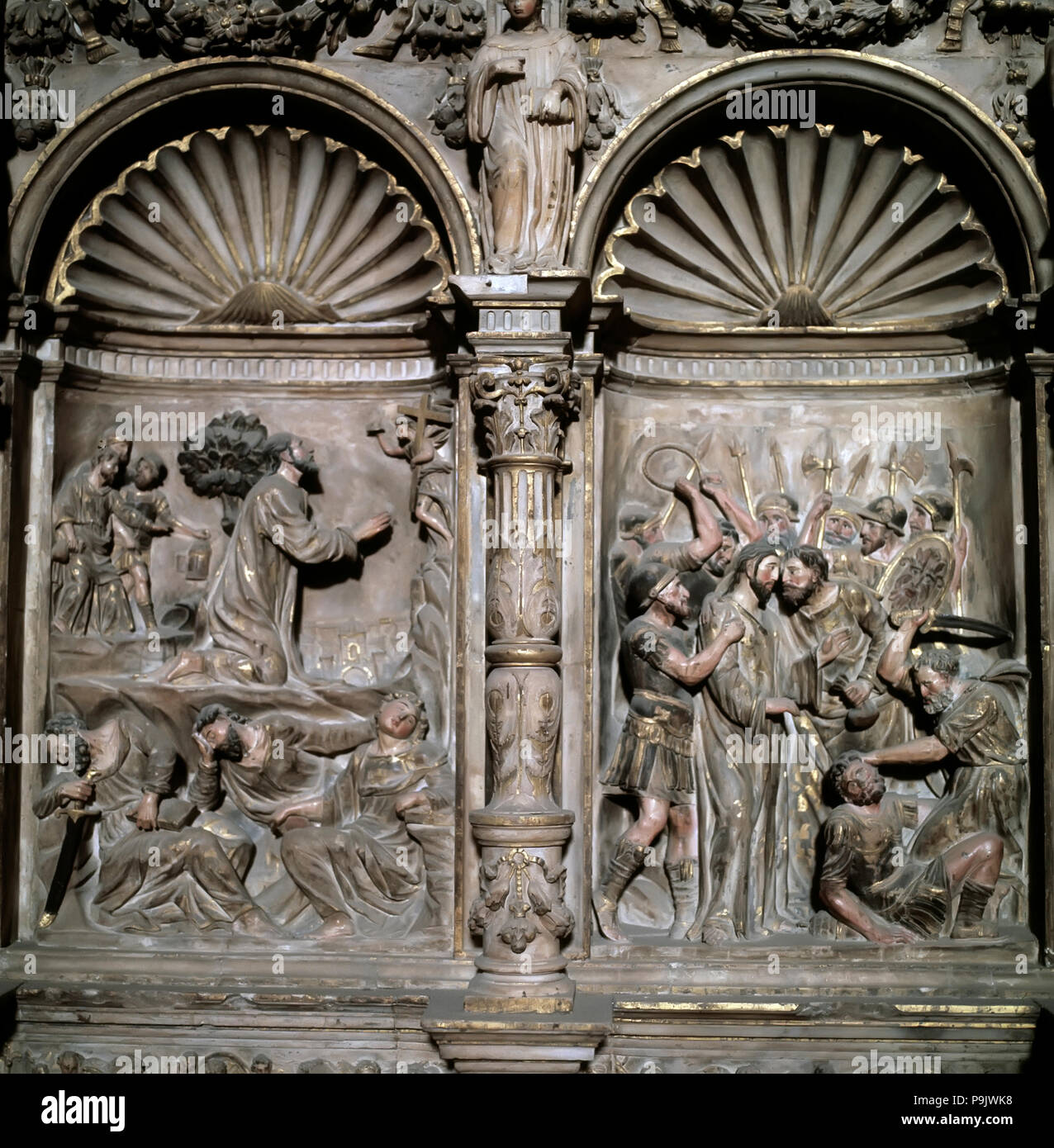Detalle de la base del retablo en el altar mayor de la Catedral de Barbastro, con escenas... Foto de stock