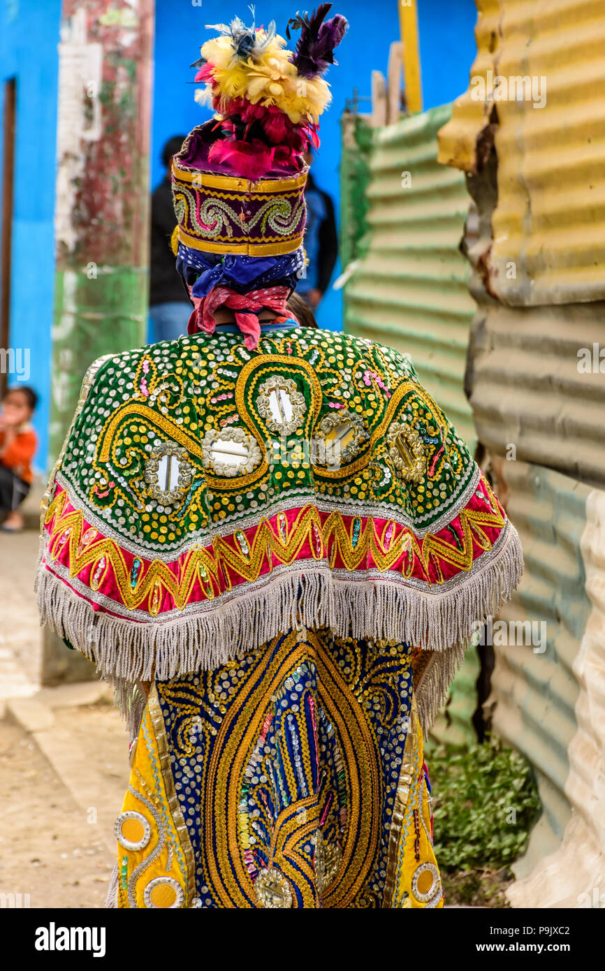 Parramos, Guatemala - Diciembre 29, 2016: Traje de bailarina de danza  folclórica tradicional de las fiestas de Moros y Cristianos en la aldea  cerca de Antigua Fotografía de stock - Alamy
