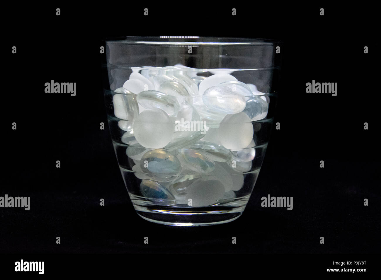 eximir Manhattan Plaga Un pequeño vaso lleno de vidrio esmerilado y mármol blanco sobre un fondo  negro Fotografía de stock - Alamy
