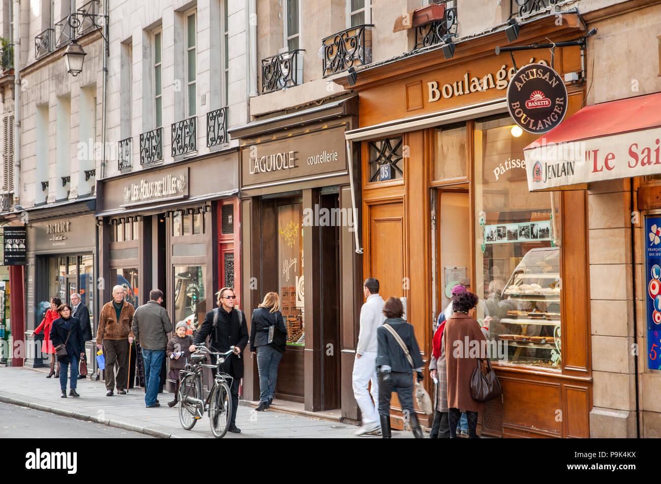 Fila de pequeñas tiendas en la calle Rue des Deux Ponts en la Ile Saint-Louis, París, Francia Foto de stock