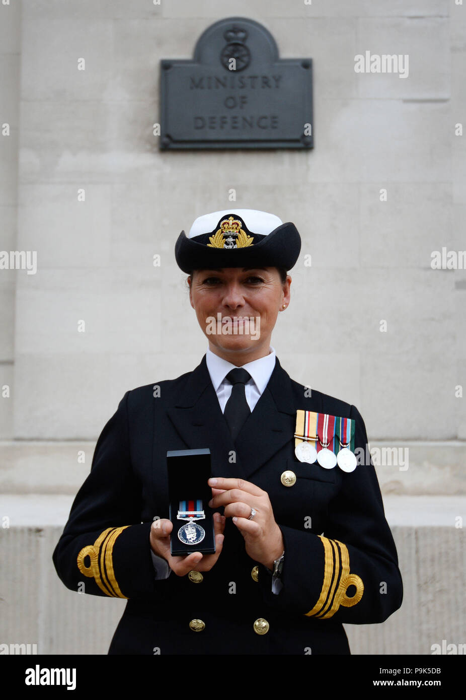 Teniente Comandante Lindsey Waudby con su nueva operación medalla Shader fuera del Ministerio de Defensa en Londres, donde las medallas donde presentó a serviceme y mujeres que han contribuido a la lucha contra la coalición Daesh en Iraq y Siria. Foto de stock