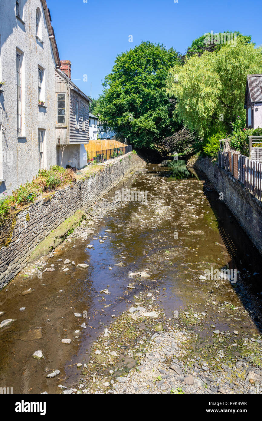 El Río Neet o Strat agotando en agua durante la ola de calor del verano de 2018 (julio) en la pequeña ciudad de Cornualles Stratton, Norte de Cornwall, Inglaterra, Reino Unido. Foto de stock